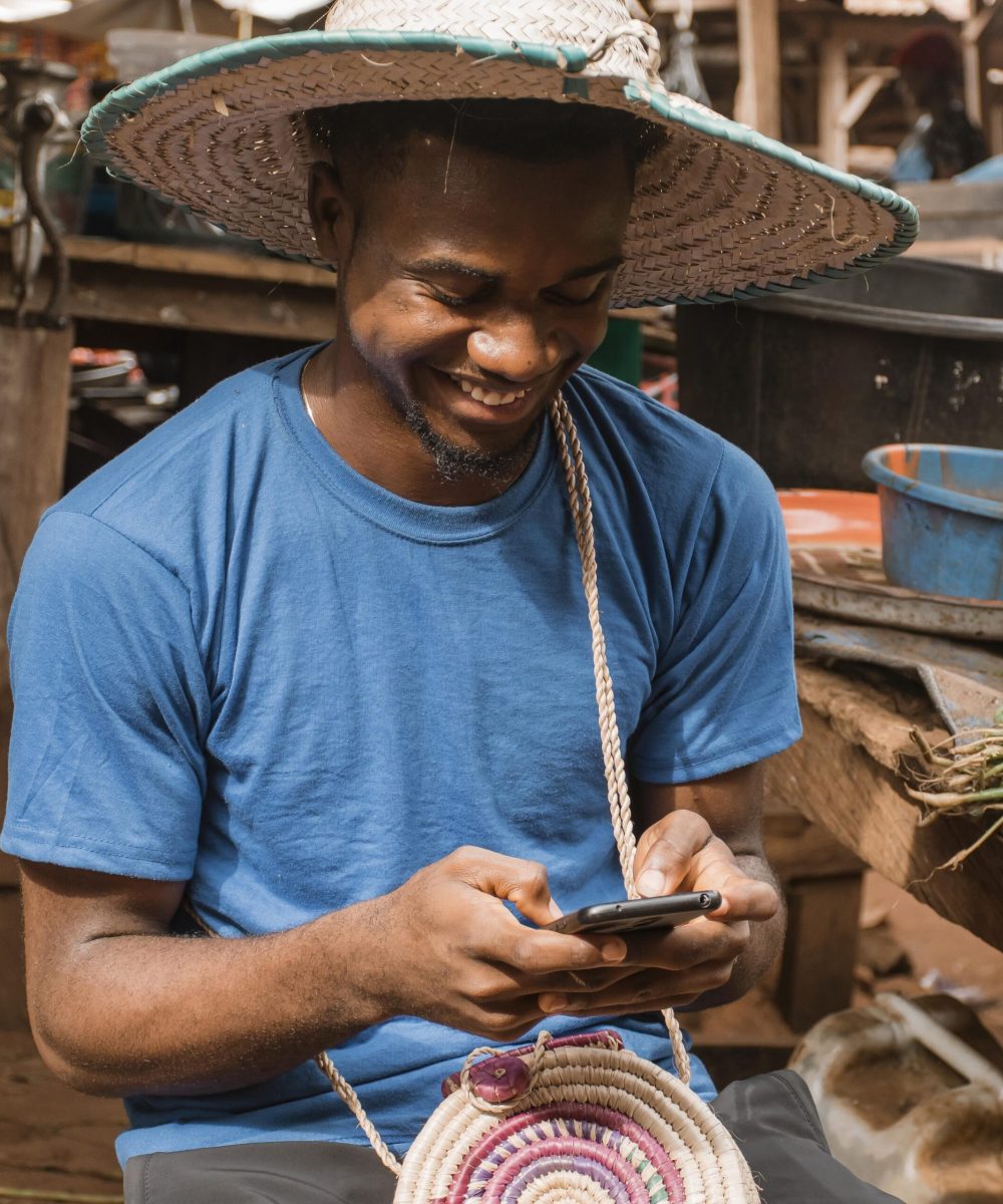 medium-shot-smiley-man-with-smartphone